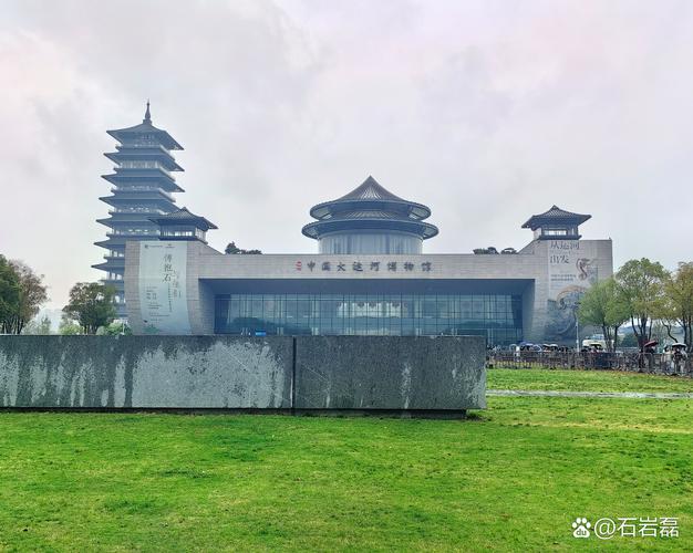{“title”: “扬州中国大运河博物馆”, “content”: “扬州中国大运河博物馆坐落于江苏扬州，地处古运河畔，是一座全面展示大运河历史、文化与生态的专题博物馆。 \n\n该馆建筑造型独具匠心，以“运河之舟”为设计理念，采用巨型船只造型，融入风帆元素，象征大运河作为古代交通大动脉的意象。馆内设多个主题展厅，系统呈现大运河的开凿历史、漕运制度、沿线城市繁荣以及水利工程智慧，并通过文物陈列、场景复原、多媒体互动等方式，让观众沉浸式感受运河文明的魅力。 \n\n作为大运河国家文化公园建设的重要标志性工